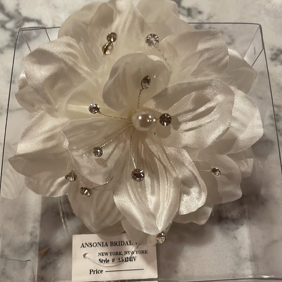 Bridal hair clip⚡️⚡️ bundle any 5 $5.00 items and make an offer of $15.00 - Picture 3 of 3